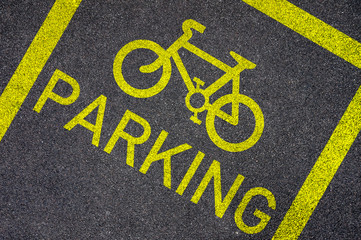 Fahrrad Parkplatz Schrift auf Asphalt