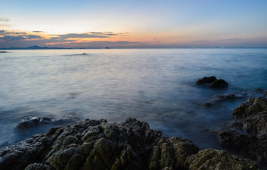 Obraz premium Rock beach sunset skyline
