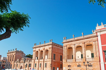 Minorca, Isole Baleari, Spagna: palazzi nella piazza Es Born nel centro di Ciutadella il 7 luglio 2013