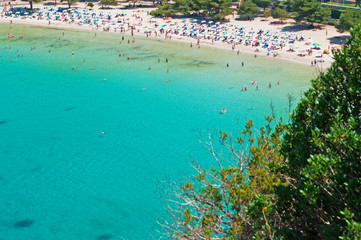 Minorca, isole Baleari, Spagna: la spiaggia di Cala Galdana il 7 luglio 2013