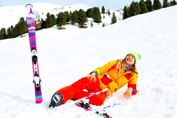 Frau beim Skiunfall