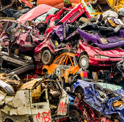 Autos auf Schrottplatz