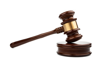 Auktionshammer vor weißem Hintergrund