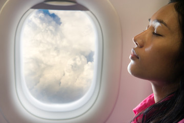 Fototapeta premium kobieta śpi w samolocie przy oknie