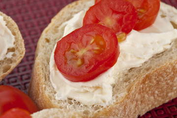 slice of bread with butter and slices of tomatoes