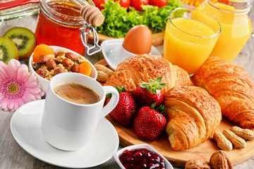 Panele Szklane  Śniadanie składające się z rogalików, kawy, owoców, soku pomarańczowego