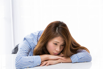 Naklejka premium 落ち込む女性