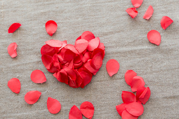 Cuore di petali rossi su stoffa di lino