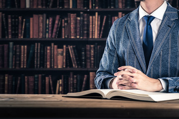 資料を読んでいるビジネスマン
