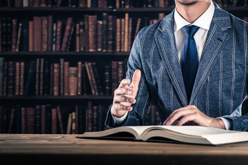 資料を読んでいるビジネスマン