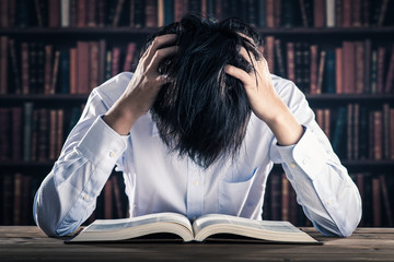 読書,悩む男性