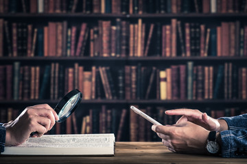 本を読む男性,スマホを操作する男性,比較