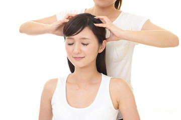 ヘッドスパで寛ぐ女性