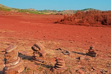 Photo sur Plexiglas Cala Pregonda, île de Minorque, Espagne Minorque, îles Baléares : châteaux de sable rouge et de pierre sur le chemin de Cala Pregonda, la crique semblable à la planète Mars, 15 juillet 2013