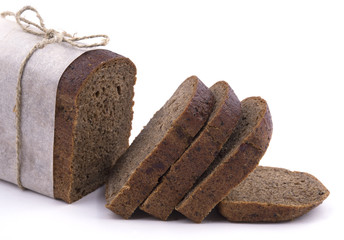 Композиция нрезанный хлеб на белом фоне