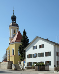 Fototapeta na wymiar Alte Pfarrkirche in Großmehring