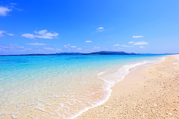 美しい沖縄のビーチと夏空

