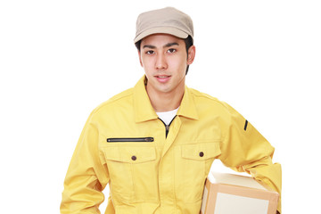 荷物を運ぶ笑顔の宅配人