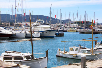 Fototapeta na wymiar Landscape of port with boats and yachts on the tropical island