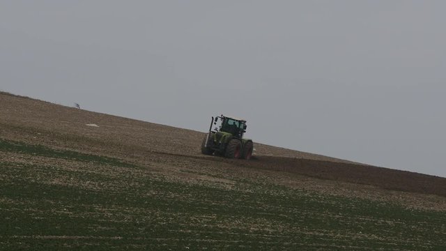 tracteur dans les champs (4k uhd)