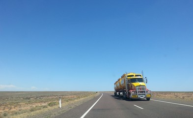 Fototapeta na wymiar Gelber Road Train im Outback, Australien