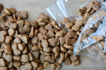 dog food pour from plastic bag