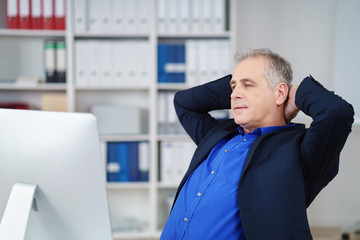 geschäftsmann schaut nachdenklich auf computer