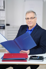 unternehmer liest bewerbungsunterlagen