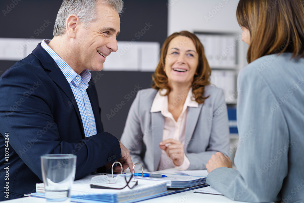 Canvas Prints gut gelaunte kollegen in einer besprechung