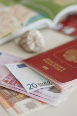 Российский заграничный паспорт и купюры евро