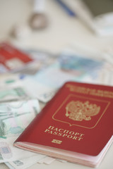 Российский заграничный паспорт и валюта разных стран