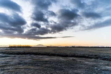 Obraz premium Sunrise over suth-west Iceland, with Hekla volcano in the distance