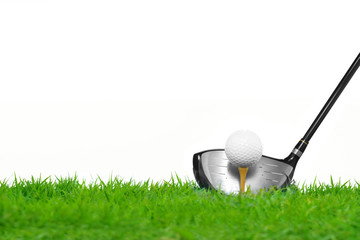 Balle de golf sur tee devant conducteur isolé sur fond blanc