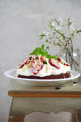 Schokoladenkuchen mit Sahnecreme und Erdbeeren