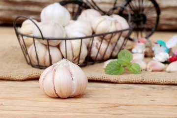 Fototapeta na wymiar Raw garlic has health benefits on wood background.