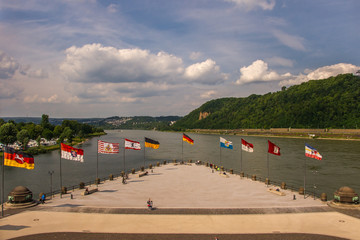 Fototapeta na wymiar Fahnen wehen am Deutschen Eck in Koblenz am Rhein