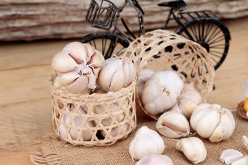 Obraz na płótnie Canvas Raw garlic has health benefits on wood background.