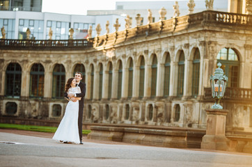 Obraz premium Beautiful wedding day in the old city