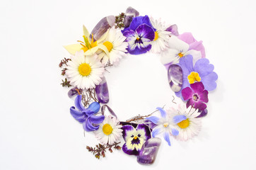 Kreis aus Blüten und Amethyst Steinen Meditation Heilung Balance Gesundheit