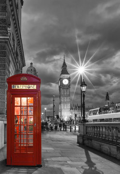 Rote Telefonzelle vor dem Big Ben in London bei Nacht © moofushi