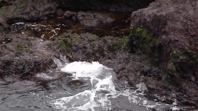 Olas rompiendo sobre las rocas