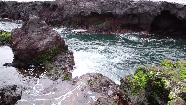 Movimientos del mar sobre las rocas