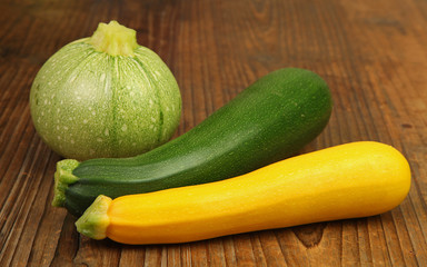 trois variétés de courgettes