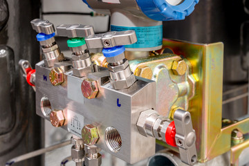 typical installation of pressure transmitter with pipe manifold