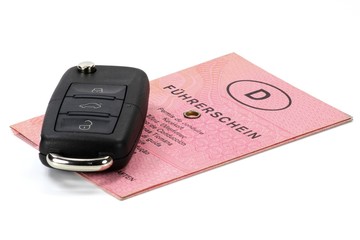 Autoschlüssel und deutscher Führerschein isoliert auf weißem Hintergrund