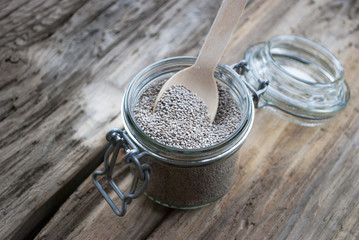 Superfood Chia Samen in Einmachglas auf Holz / Treibholz Hintergrund