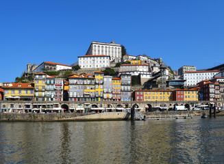 les immeubles  colorés de Porto , sur les rives du Douro