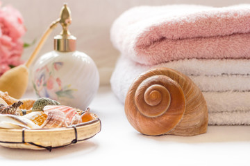 Obraz na płótnie Canvas Bath arrangement with towels and seashells