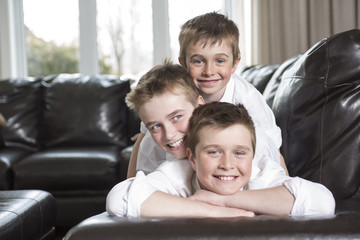 Obraz premium brothers hugging and playing on the sofa