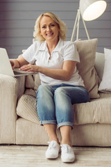 Obraz premium Beautiful old woman